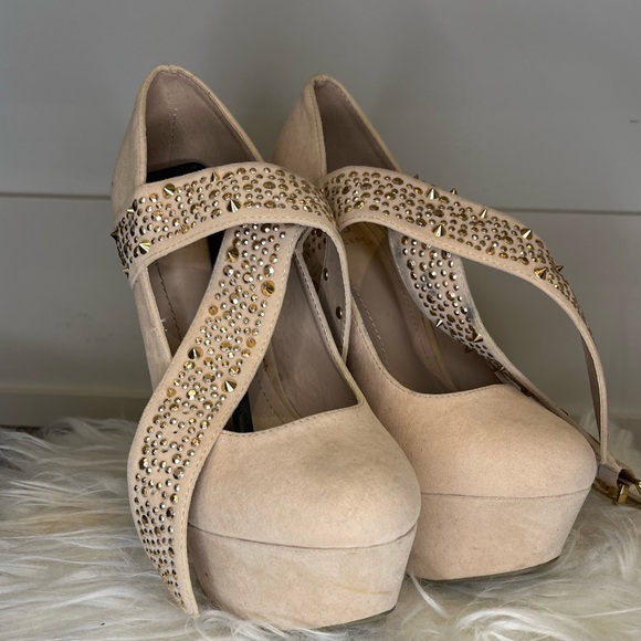 Beige platform with studs - Picture 3 of 3